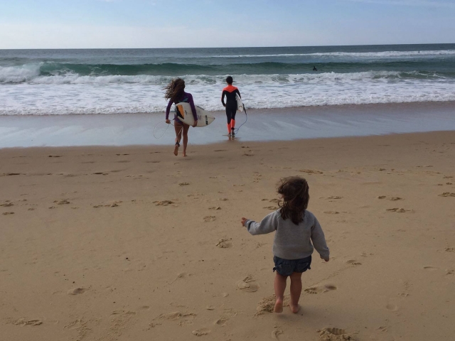 Caminando hacia el agua con las tablas